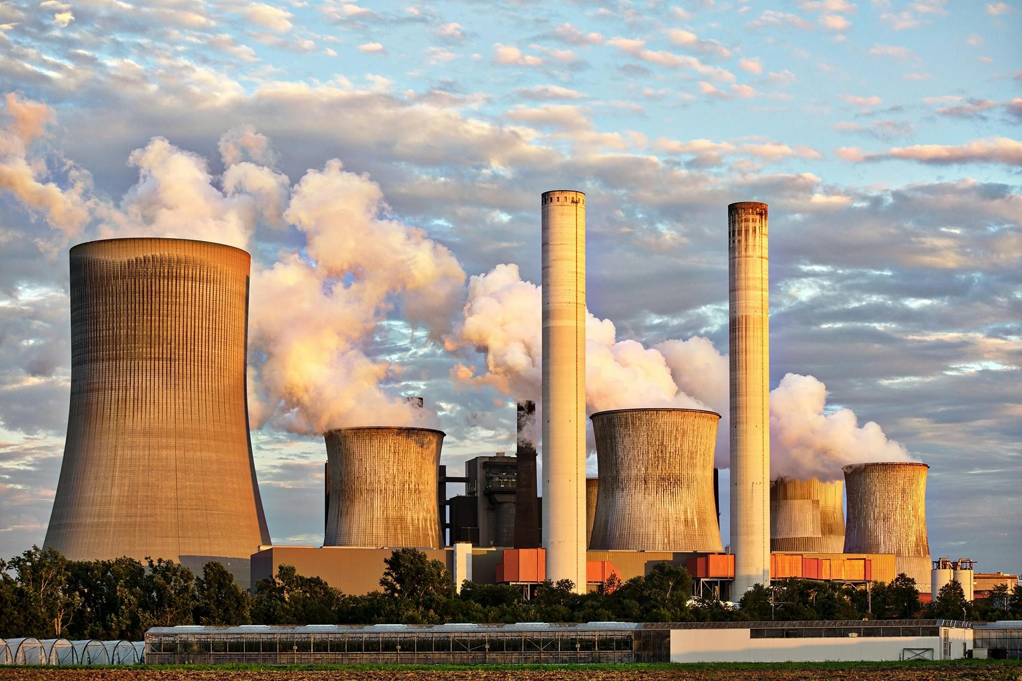 Windkraftwerk mit Stadt im Hintergrund